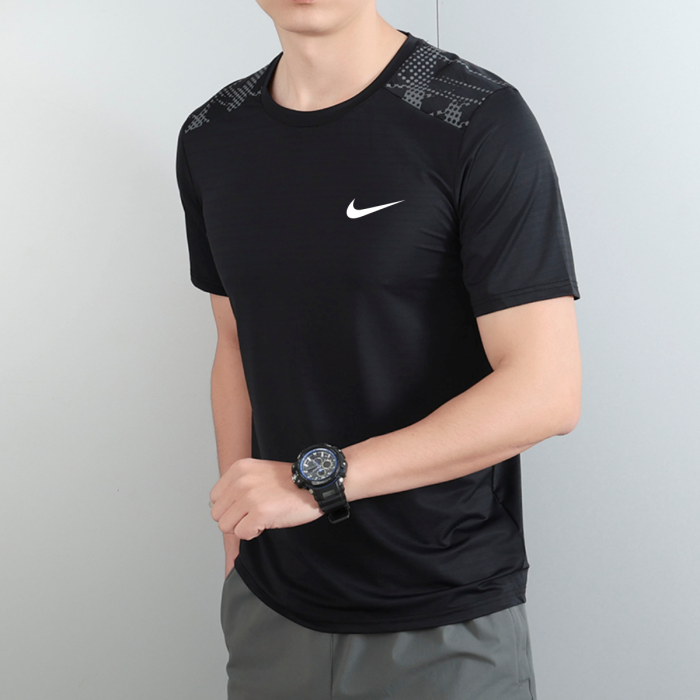 T-Shirt Nike – Noir Motif épaule C 2